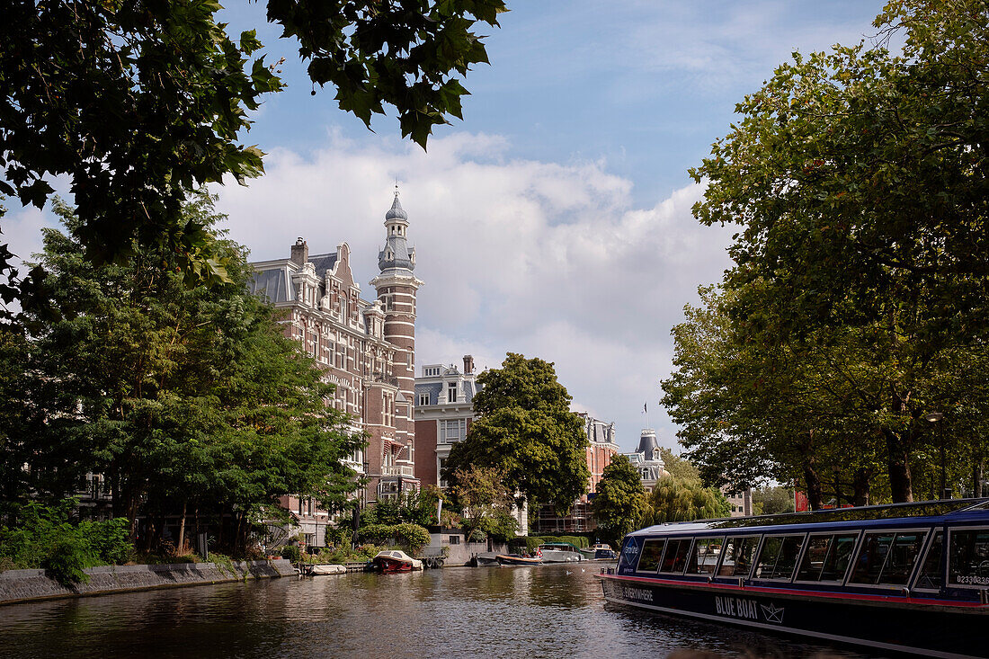 Blick über Gracht zu historischen Gebäuden, Amsterdam, Provinz Noord-Holland, Niederlande, Europa