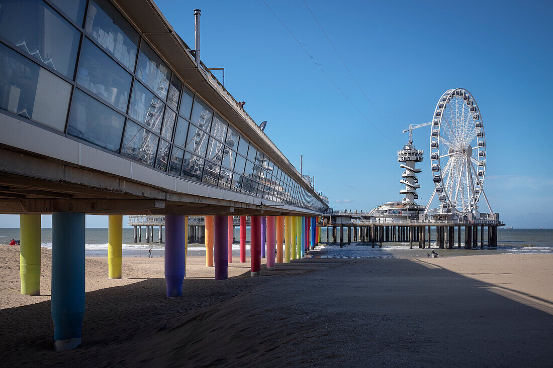 Seebrücke "De Pier" mit Riesenrad am Scheveningen Strand, Den Haag, Provinz Zuid-Holland, Niederlande, Europa