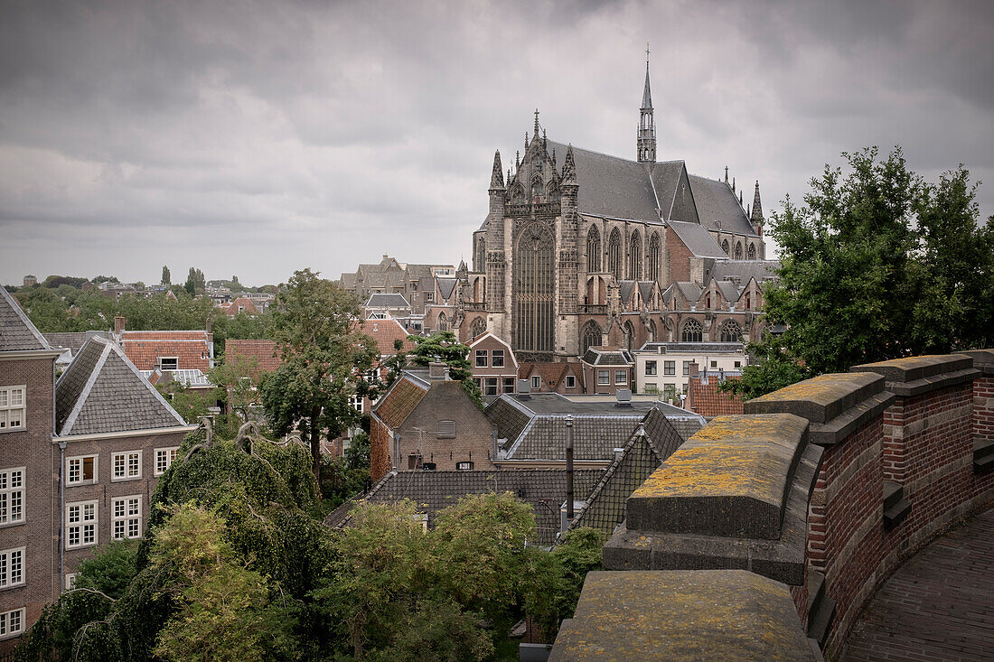Blick von der Burg Leiden auf Kirche Hooglandse Kerk, Provinz Zuid-Holland, Niederlande, Europa