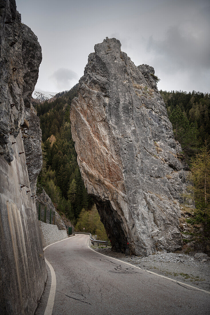 Straße führt durch Felsen am Jaufenpass, Südtirol, Italien, Alpen, Europa
