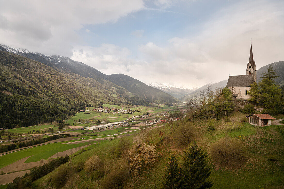 Kirche bei Valgenauna mit Blick ins Wipptal, Südtirol, Italien, Alpen, Europa