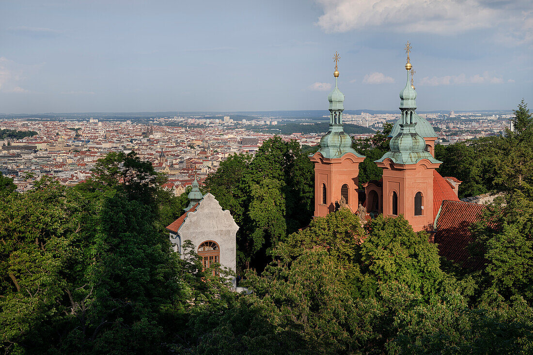 Blick von der Prager Burg auf Kirchtürme und Stadt, Prag, Böhmen, Tschechien, Europa, UNESCO Weltkulturerbe
