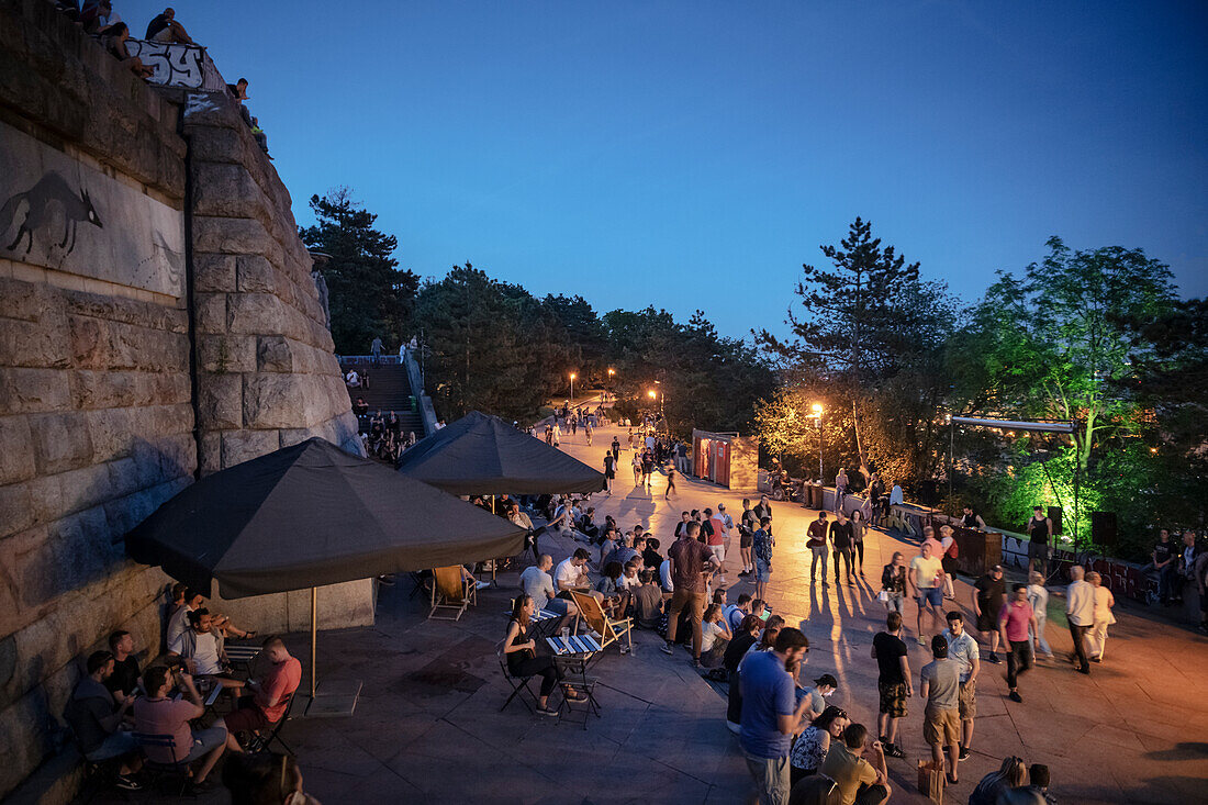 nächtliches Treiben am Letna Park, DJ legt auf, Prag, Böhmen, Tschechien, Europa, UNESCO Weltkulturerbe