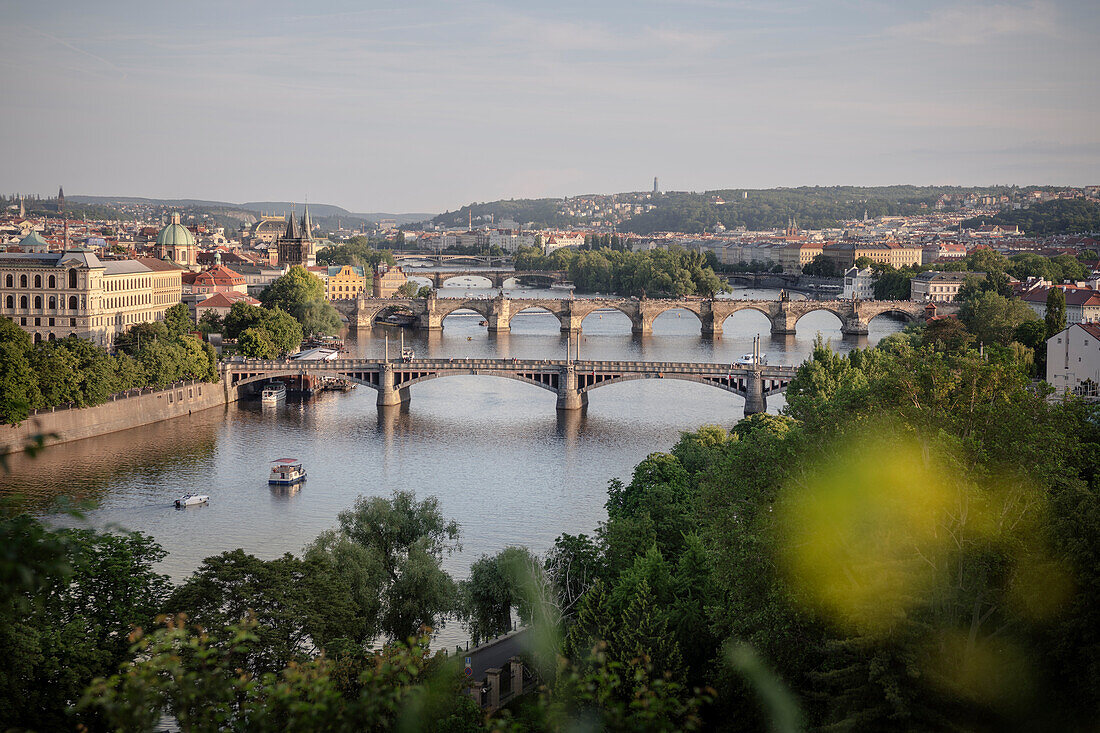 Blick zur Moldau mit ihren zahlreichen Brücken (u.a. Karlsbrücke), Prag, Böhmen, Tschechien, Europa, UNESCO Weltkulturerbe