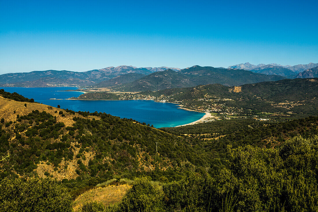 Strand und Berge, Plage du Liamone, Calcatoggio, Westküste, Département Corse-du-Sud, Mittelmeer, Korsika, Frankreich