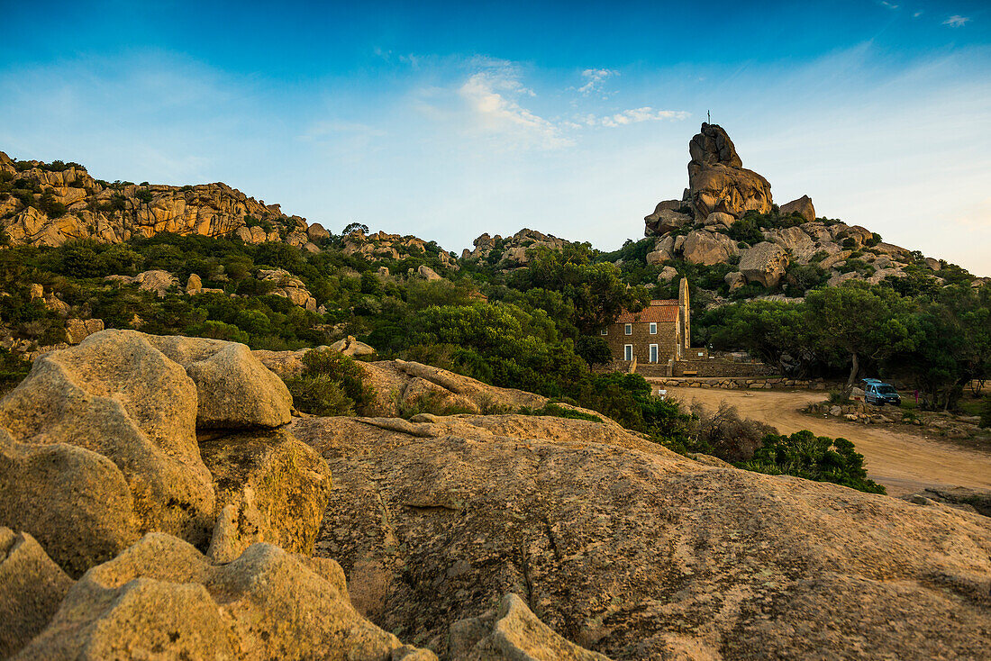 Kirche und Granitfelsen, l'Ermitage de la Trinité, Bonifacio, Südküste, Département Corse-du-Sud, Korsika, Frankreich