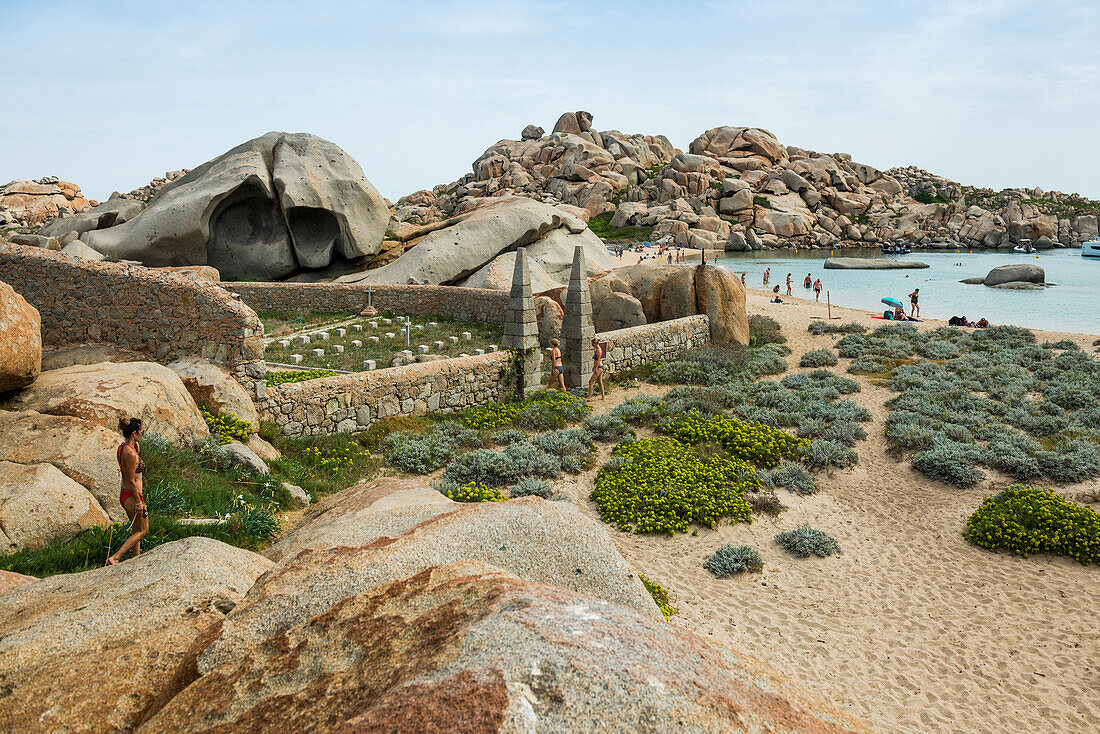 Granitfelsen, Sandstrand und Friedhof, Tafoni, Lavezzi Inseln, Îles Lavezzi, Bonifacio, Corse-du-Sud, Mittelmeer, Korsika,  Frankreich