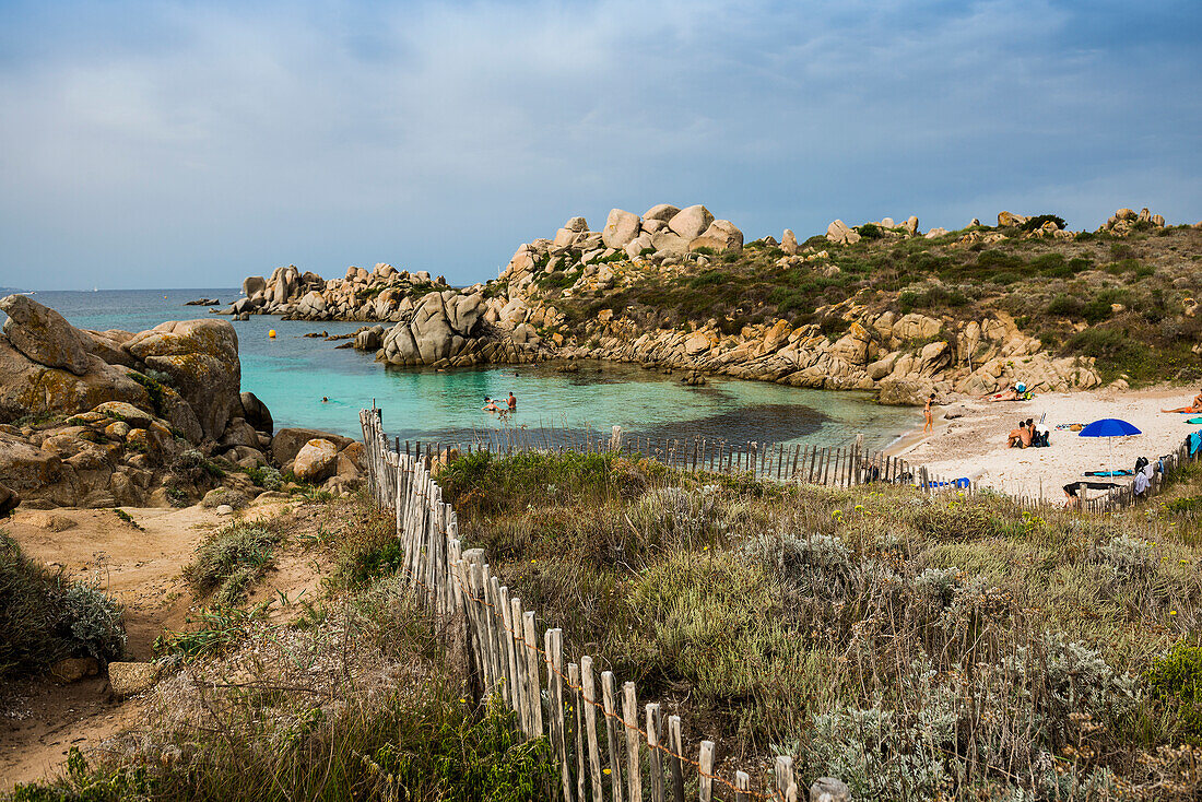 Granitfelsen und Sandstrand, Tafoni, Lavezzi Inseln, Îles Lavezzi, Bonifacio, Corse-du-Sud, Mittelmeer, Korsika, Frankreich