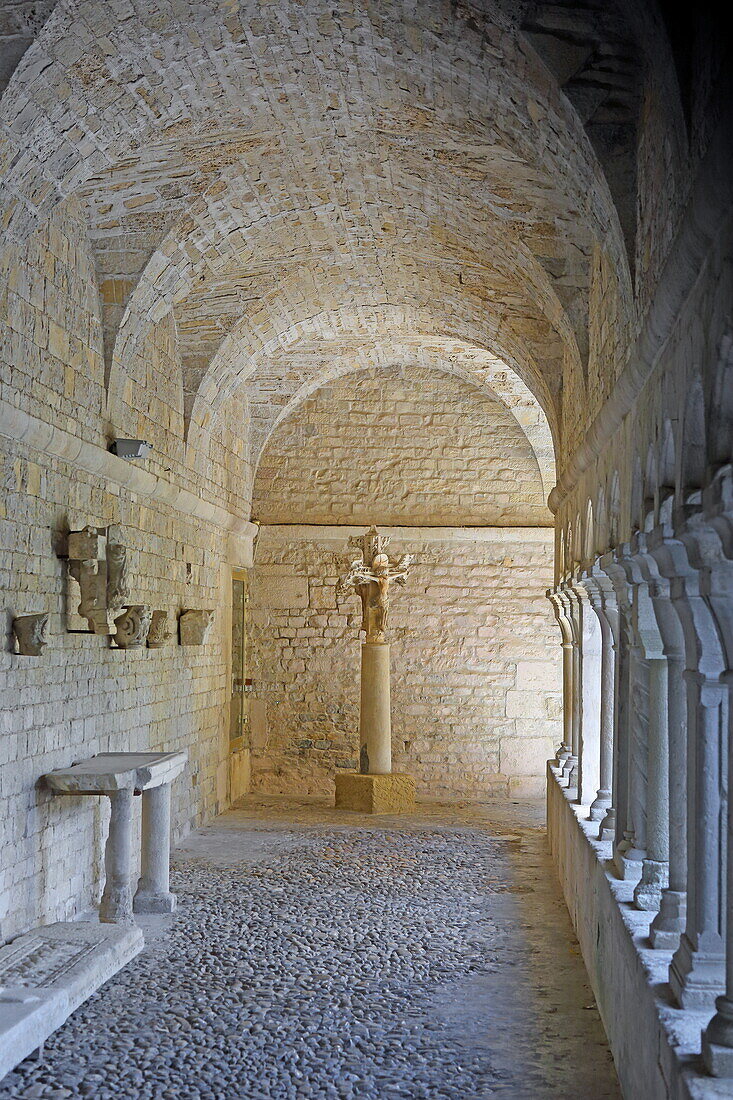Cloister in Notre-Dame-de-Nazareth Cathedral, Vaison-la-Romaine, Vaucluse, Provence-Alpes-Côte d'Azur, France