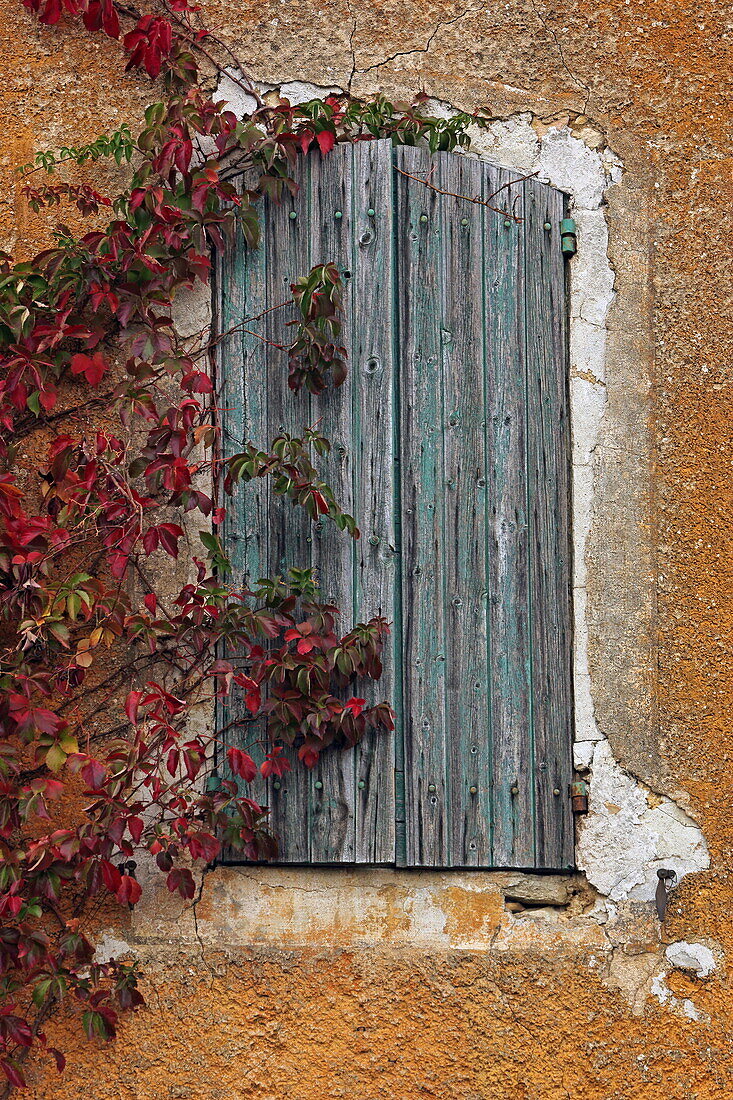 Altes Fenster in Scheune, bei Suzette, Vaucluse, Provence-Alpes-Côte d'Azur, Frankreich