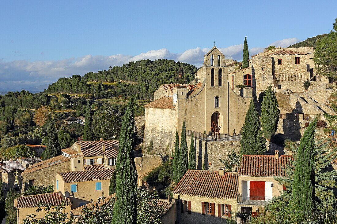 Town view of Gigondas with the church Sainte Catherine D'Alexandrie, Vaucluse, Provence-Alpes-Côte d'Azur, France