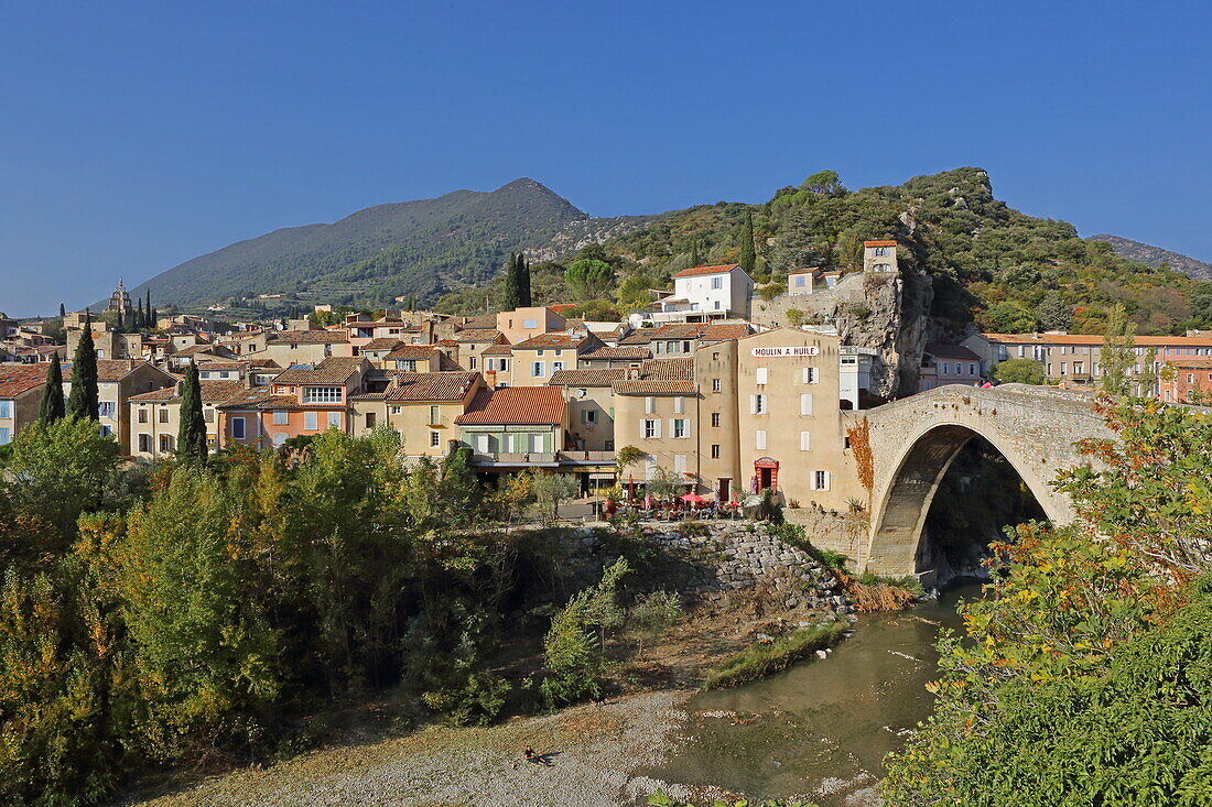 The Roman Bridge over the River Eygues leading to the old town of Nyons, Drôme, Auvergne-Rhône-Alpes, Provence-Alpes-Côte d'Azur, France