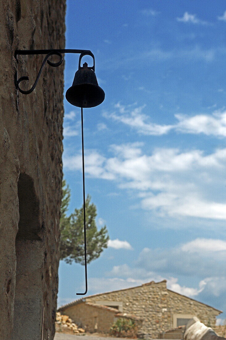 Glocke an alter Hausmauer, Vinsobre, Auvergne-Rhône-Alpes, Frankreich