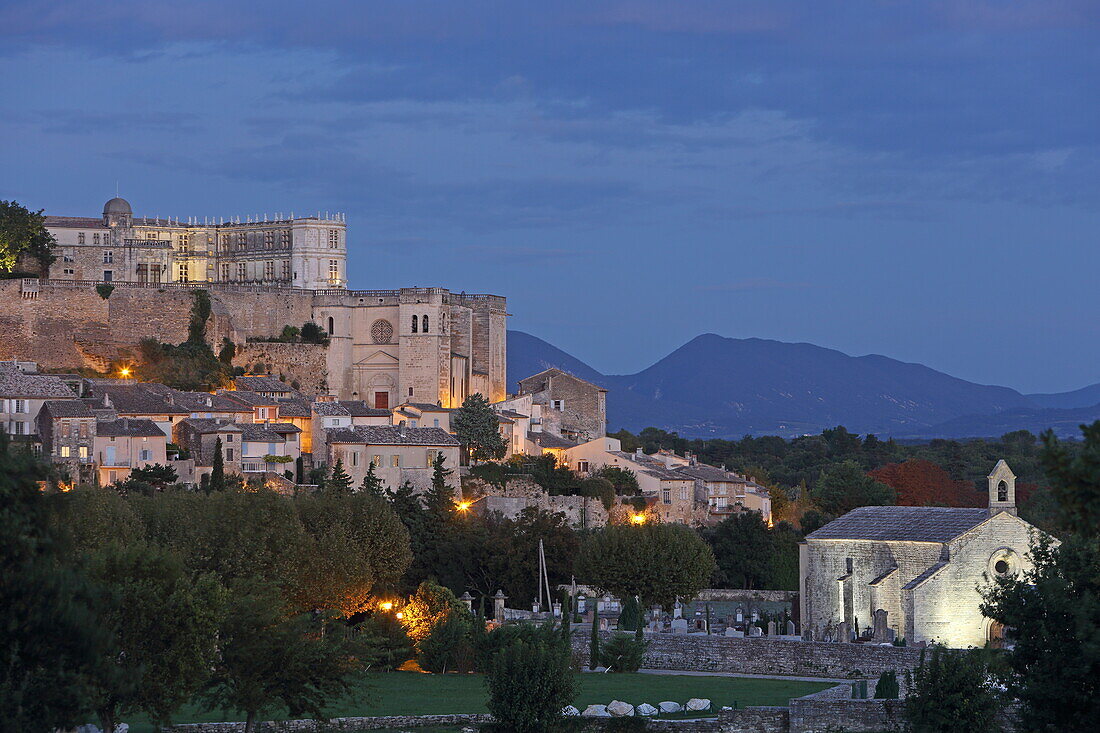 Blick auf Renaissance-Schloß und Ort, Grignan, Drôme, Auvergne-Rhônes-Alpes, Frankreich