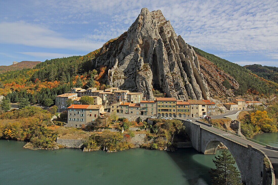 Sisteron und die Brücke Pont de la Baume über die Durance, Alpes-de-Haute-Provence, Provence-Alpes-Côte d'Azur, Frankreich