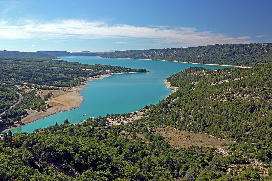 See Lac de Sainte-Croix am Eingang zur Verdonschlucht (Grand Canyon du Verdon), Alpes-de-Haute-Provence, Provence-Alpes-Côte d'Azur, Frankreich