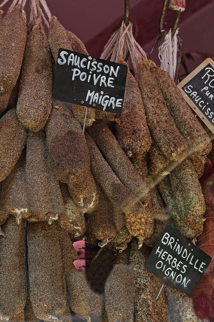 Salamis in einem Geschäft, Apt, Vaucluse, Provence-Alpes-Côte d'Azur, Frankreich