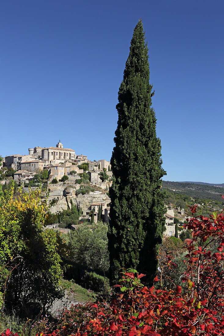Blick auf Gordes von der Route de Cavaillon, Vaucluse, Provence-Alpes-Côte d'Azur, Frankreich