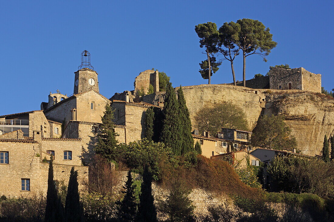 Ruinen und alte Stadtmauer, Le Beaucet, Vaucluse, Provence-Alpes-Côte d'Azur, Frankreich