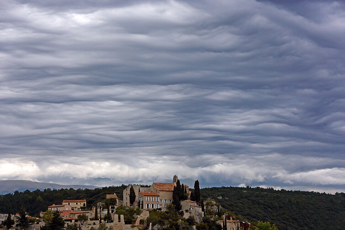 Regenwolken über Methamis, Vaucluse, Provence-Alpes-Côte d'Azur, Frankreich