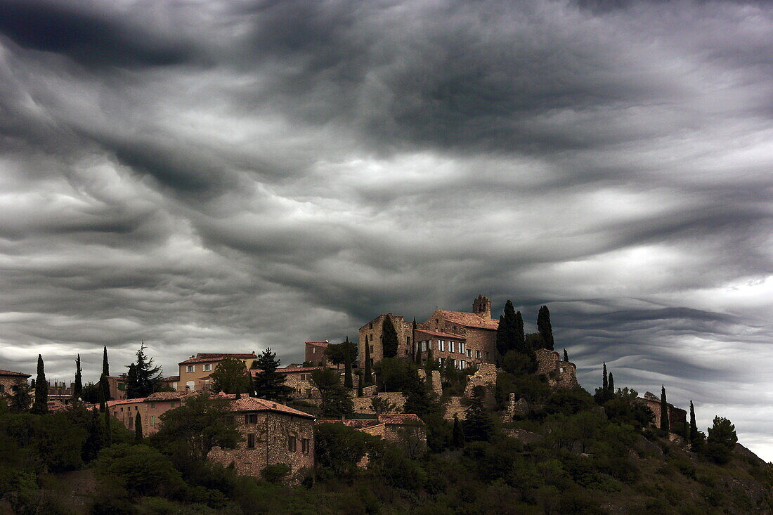 Regenwolken über Methamis, Vaucluse, Provence-Alpes-Côte d'Azur, Frankreich