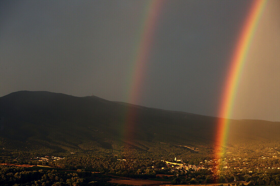 Regenbogen über Bedoin, im Hintergrund der Mont Ventoux, Vaucluse, Provence-Alpes-Côte d'Azur, Frankreich