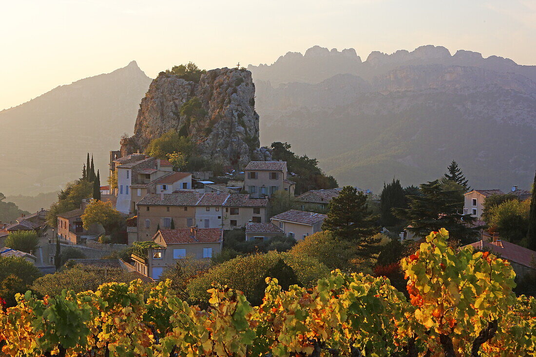 Blick auf La Roque-Alric und die Dentelles de Montmirail, Vaucluse, Provence-Alpes-Côte d'Azur, Frankreich