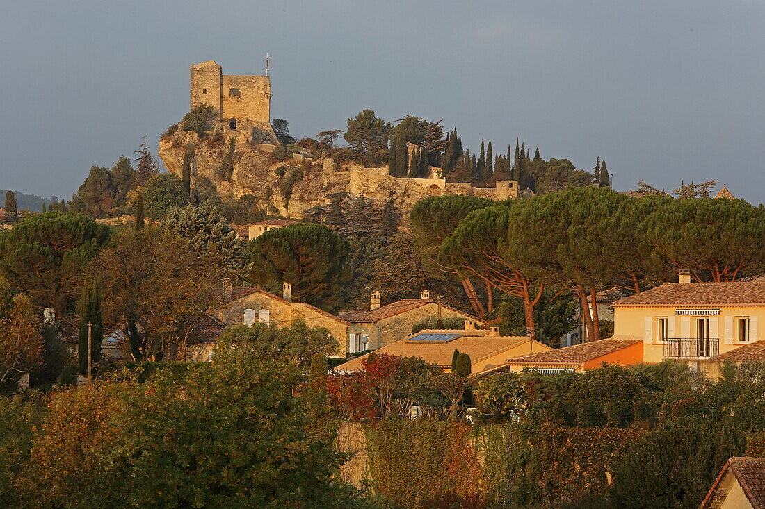 Burg und Dorf in Entrechaux, Vaucluse, Provence-Alpes-Côte d'Azur, Frankreich