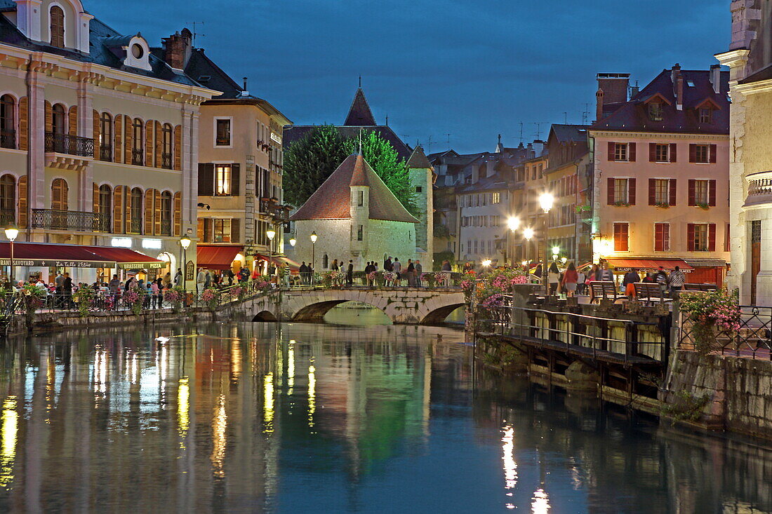 Pont Perriere über den Fluß Le Thiou, im Hintergrund der Palais de l'Isle, Annecy, Haute-Savoie, Auvergne-Rhone-Alpes, Frankreich