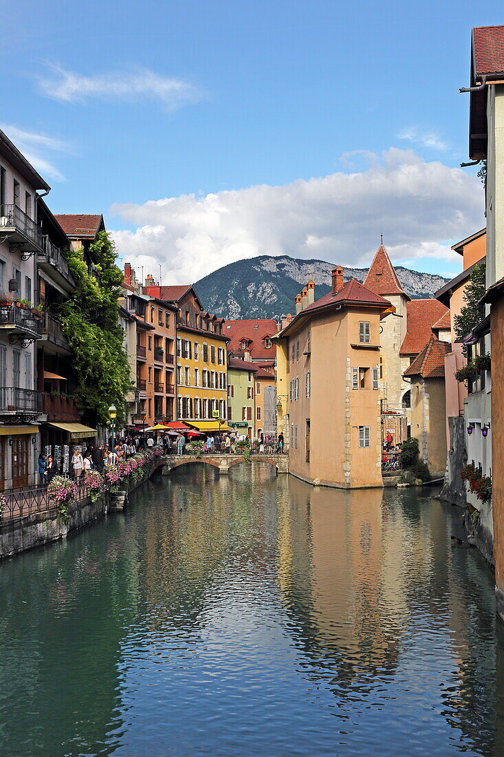 Fluß Le Thiou in der Altstadt von Annecy, Haute-Savoie, Auvergne-Rhone-Alpes, Frankreich