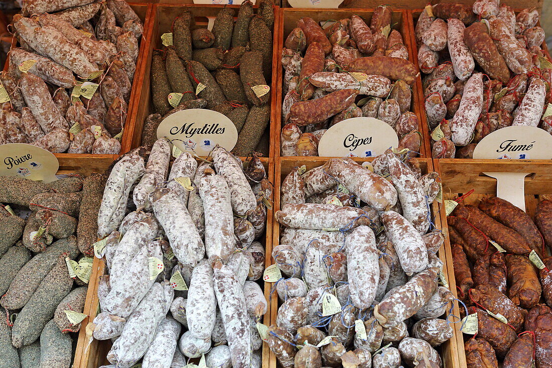 Stand mit Trockenwürsten am Marché de la vieille ville, Annecy, Haute-Savoie, Auvergne-Rhone-Alpes, Frankreich