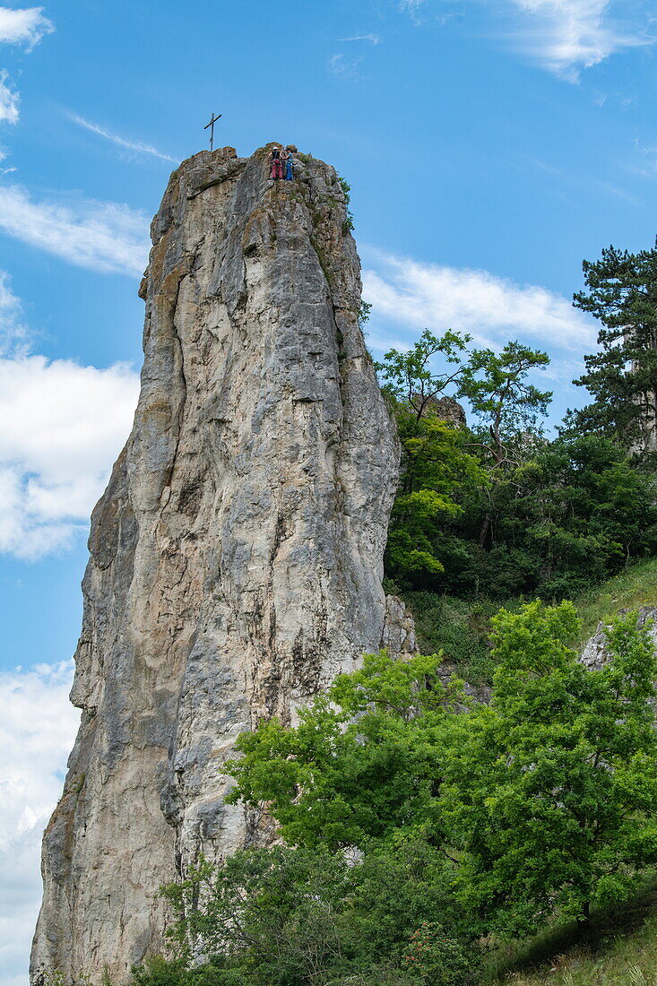 Kletterer an Spitze vom Burgsteinfelsen, Dollnstein, Franken, Bayern, Deutschland, Europa