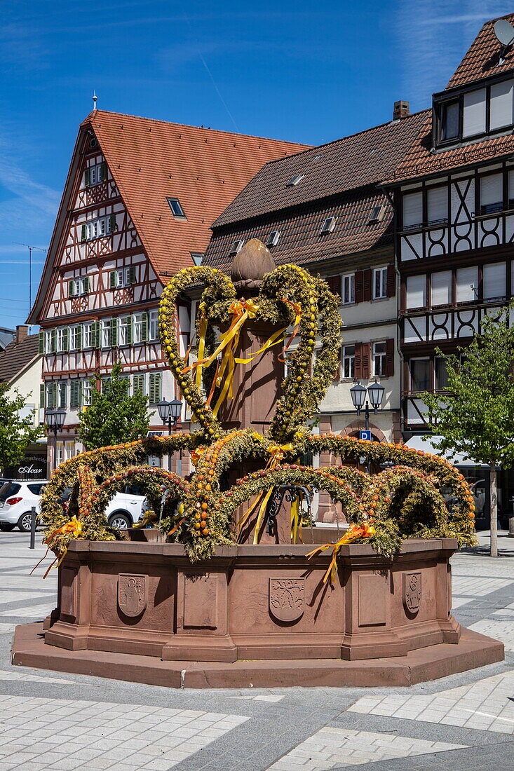 Brunnen dekoriert für Ostern (Osterbrunnen), Tauberbischofsheim, Baden-Württemberg, Deutschland, Europa