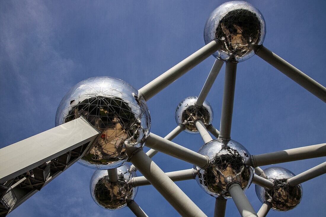 Blick hoch auf das Wahrzeichen Atomium, ursprünglich für die Brüsseler Weltausstellung 1958 errichtet, Brüssel, Belgien, Europa