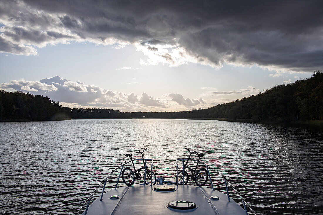 Fahrräder am Bug eines Le Boat Elegance Hausboots am Tietzowsee, in der Nähe von Rheinsberg, Brandenburg, Deutschland, Europa