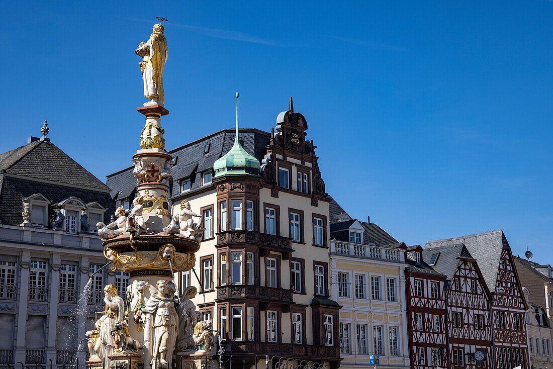 Petrusbrunnen am Marktplatz, Trier, Rheinland-Pfalz, Deutschland, Europa