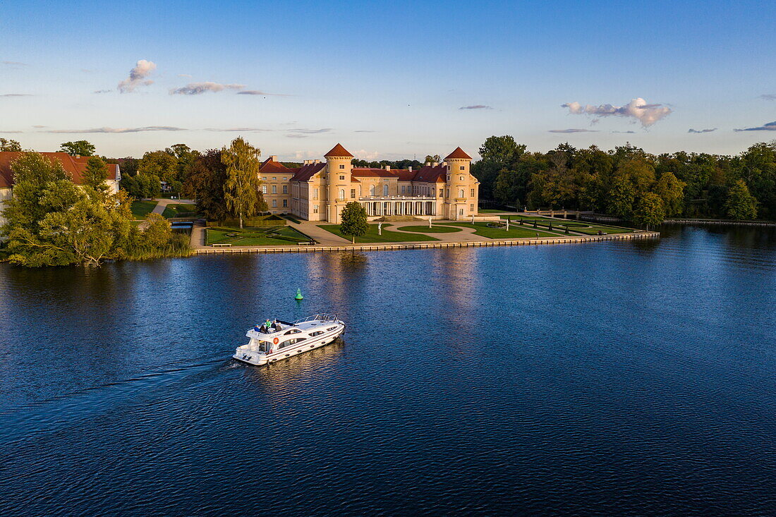 Luftaufnahme von einem Le Boat Elegance Hausboot auf dem Grienericksee mit Schloss Rheinsberg, Rheinsberg, Brandenburg, Deutschland, Europa