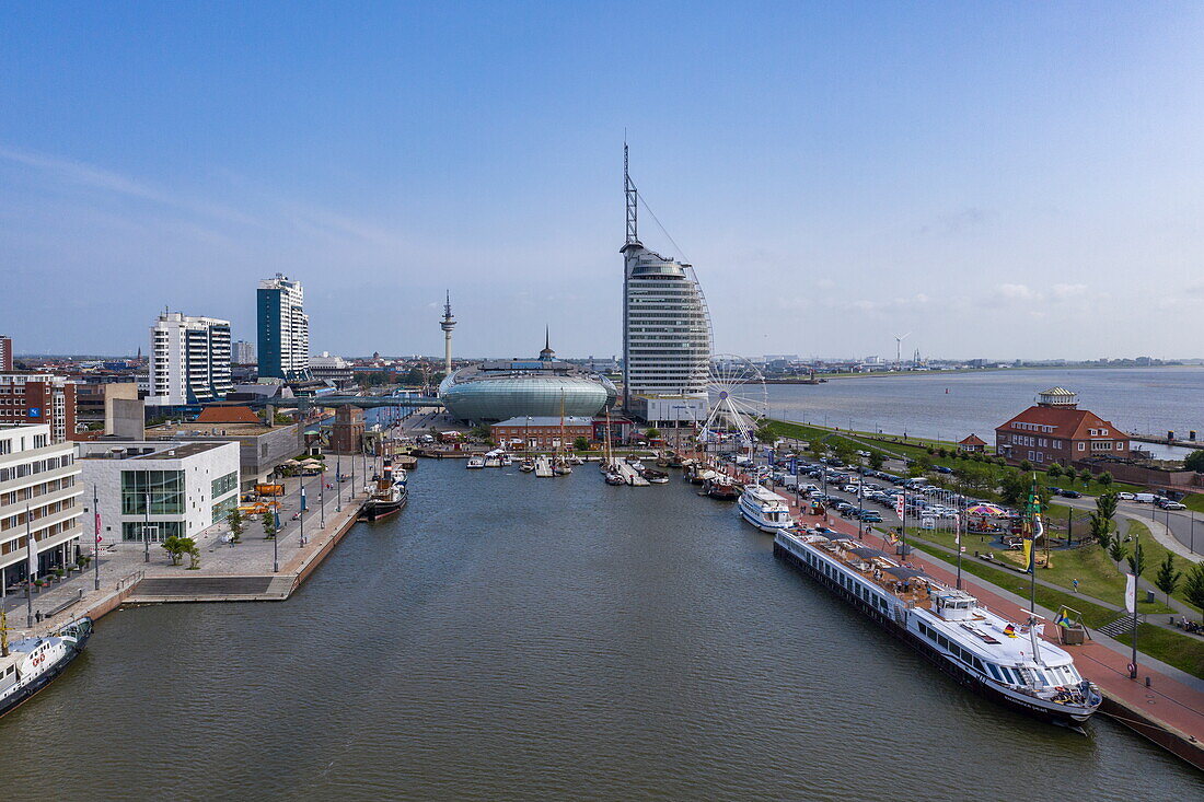 Flusskreuzfahrtschiff Excellence Pearl im Hafengebiet Havenwelten mit Klimahaus Bremerhaven und Atlantic Hotel Sail City, Bremerhaven, Bremen, Deutschland, Europa