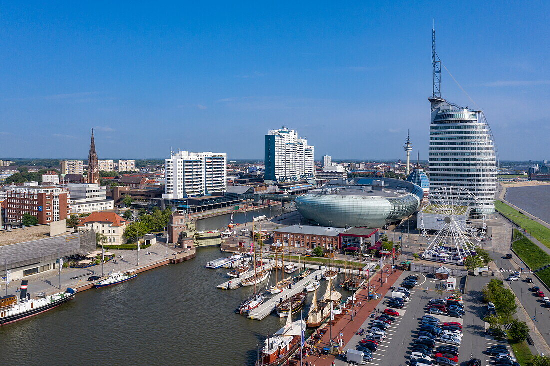 Luftaufnahme des Hafengebiets Havenwelten mit Klimahaus Bremerhaven und Atlantic Hotel Sail City, Bremerhaven, Bremen, Deutschland, Europa