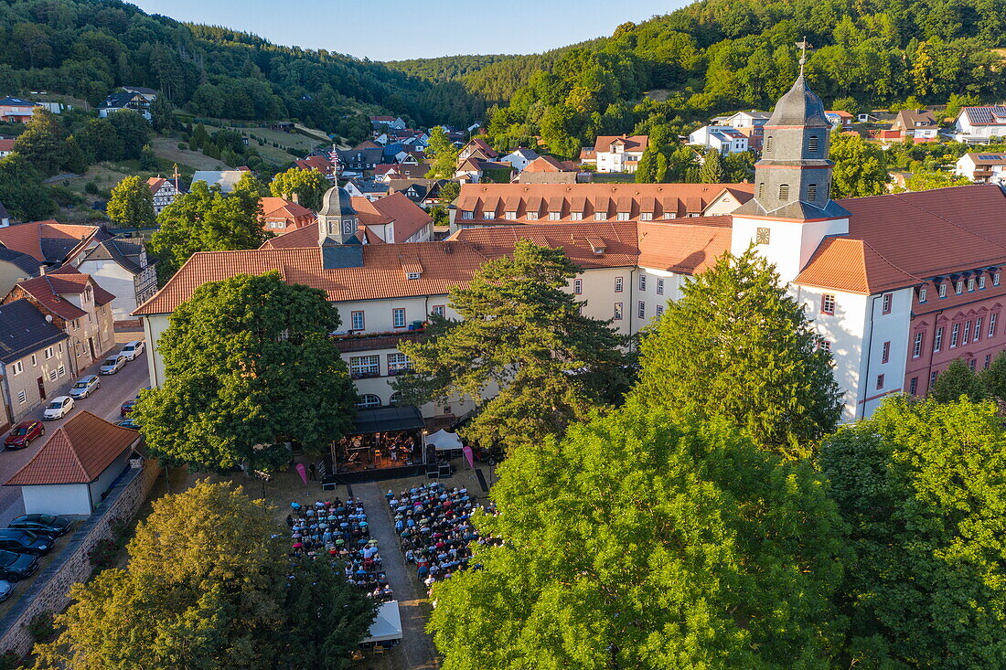 Axel Prahl & Inselorchester spielen ein Open-Air-Konzert am Schloss Philippsthal, Philippsthal, Hessen, Deutschland, Europa