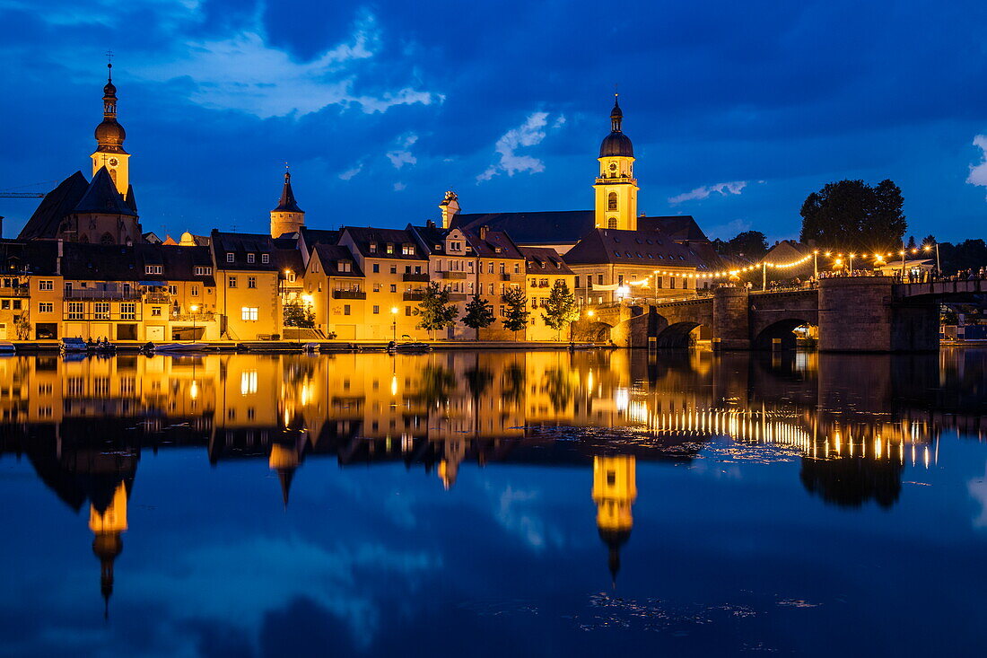 Spiegelung von Kirchen und Brücke im Main bei Nacht, Kitzingen, Franken, Bayern, Deutschland, Europa