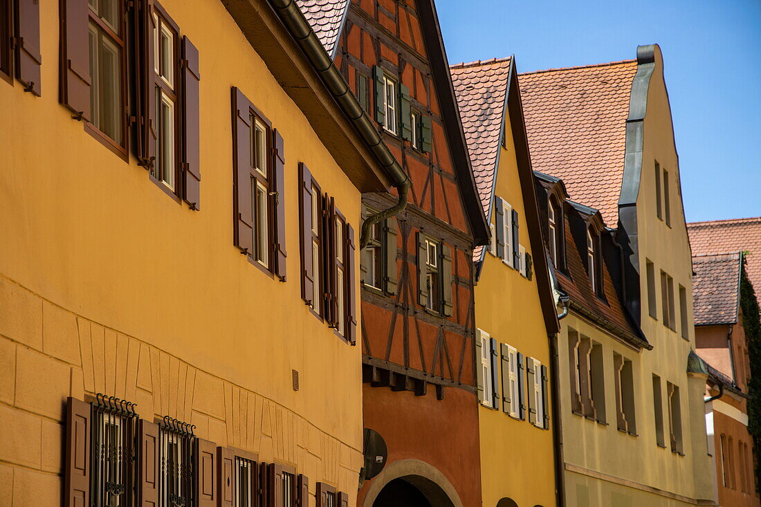 Gelbe Häuserzeile der Altstadt, Dinkelsbühl, Franken, Bayern, Deutschland, Europa