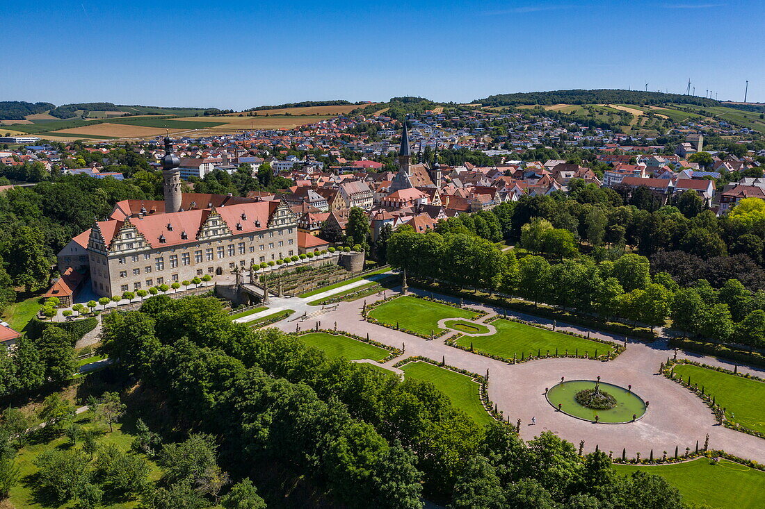 Luftaufnahme von Schloss und Schlosspark, Weikersheim, Franken, Baden-Württemberg, Deutschland