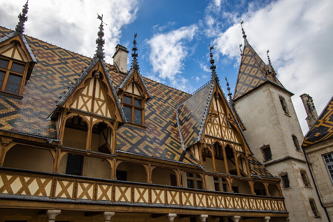 Innenhof des Hôtel-Dieu de Beaune (The Hospices de Beaune), Beaune, Côte-d'Or, Bourgogne-Franche-Comté, Frankreich, Europa