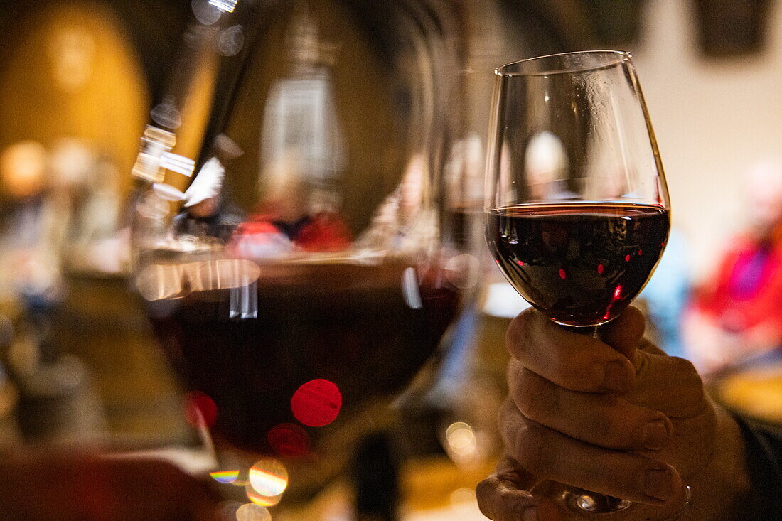 Zwei Gläser Beaujolais-Wein während der Weinprobe im Weingut Jean-Jacques Peive, bei Ternand, Rhône, Auvergne-Rhône-Alpes, Frankreich, Europa