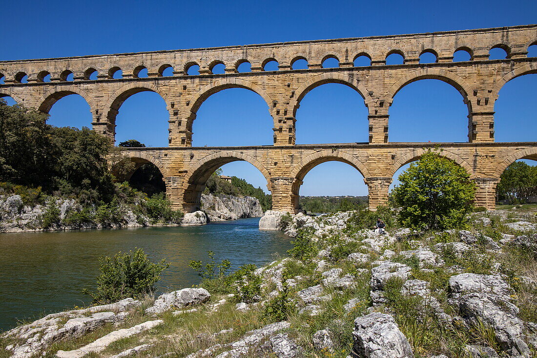 Aquädukt Pont du Gard über den Fluss Gardon mit Kanus, Vers-Pont-du-Gard, Gard, Occitanie, Frankreich, Europa