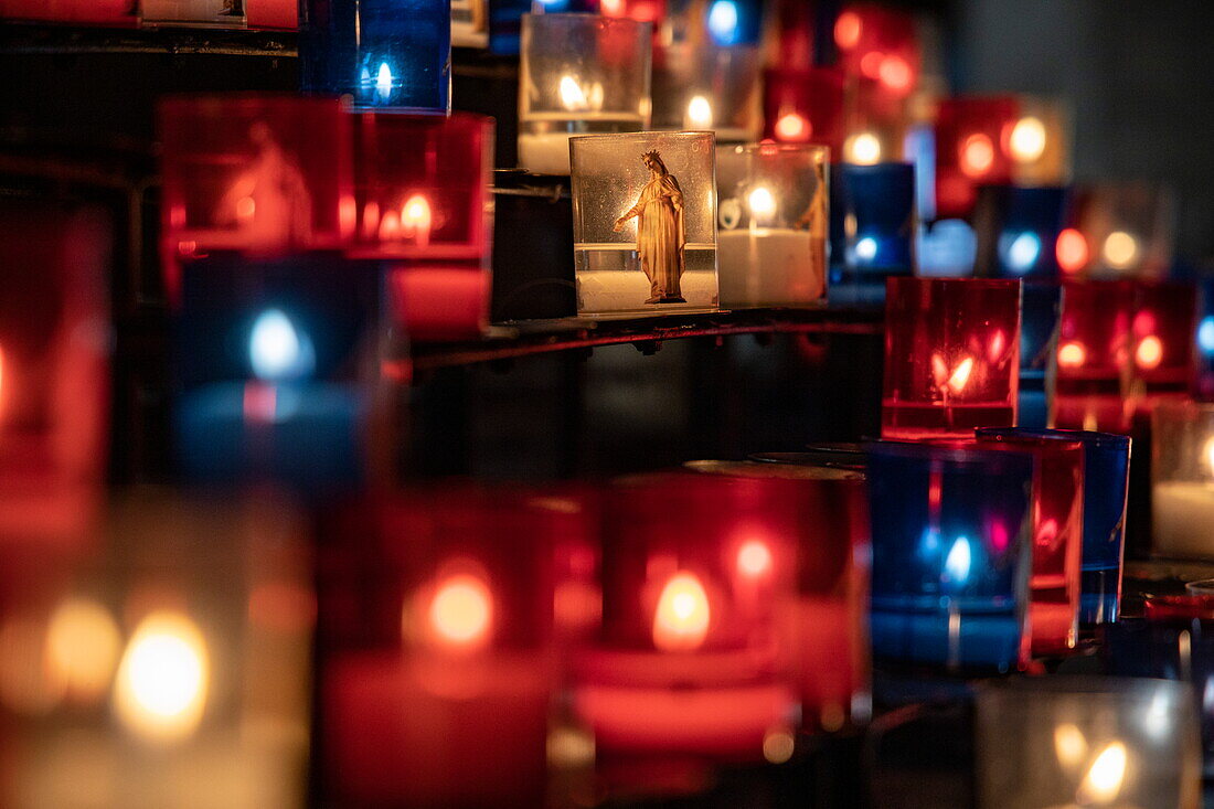 Kerzen in der Basilika Notre-Dame de Fourvière, Lyon,  Auvergne-Rhône-Alpes, Frankreich, Europa