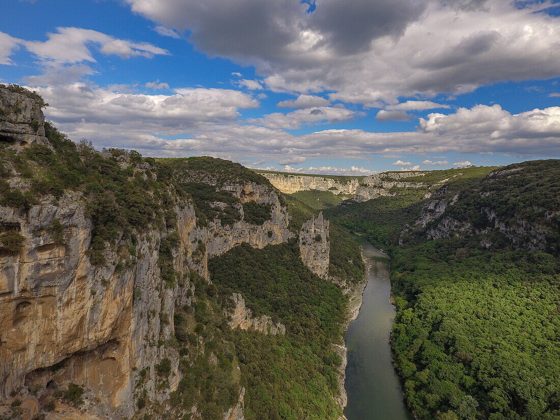 Luftaufnahme des Flusses Ardeche in der Schlucht Gorges de l'Ardeche, Saint-Remèze, Ardèche, Auvergne-Rhône-Alpes, Frankreich, Europa
