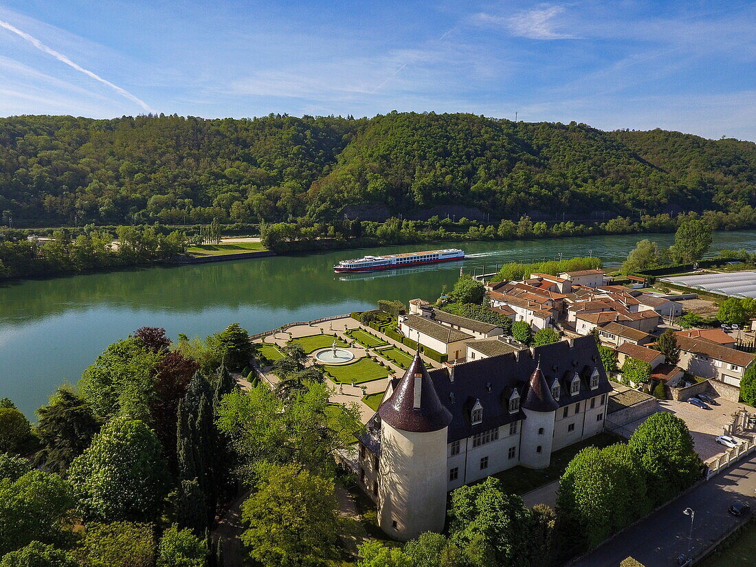 Luftaufnahme des Château d'Ampuis entlang der Rhône mit vorbeifahrendem Flusskreuzfahrtschiff MS Bijou du Rhône (nicko cruises), Ampuis, Isère, Auvergne-Rhône-Alpes, Frankreich, Europa