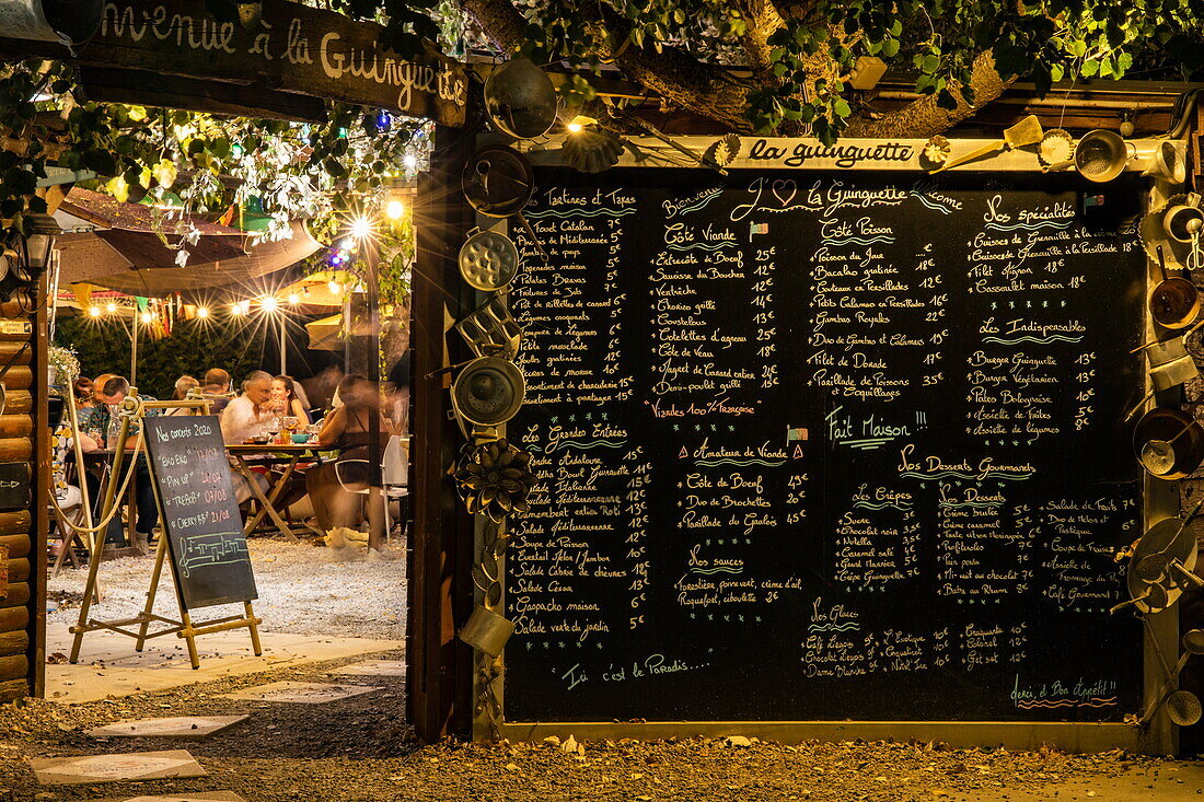 Menükarte auf Kreidetafel am Restaurant Argens la Guinguette am Canal du Midi, Argens-Minervois, Aude, Okzitanien, Frankreich, Europa